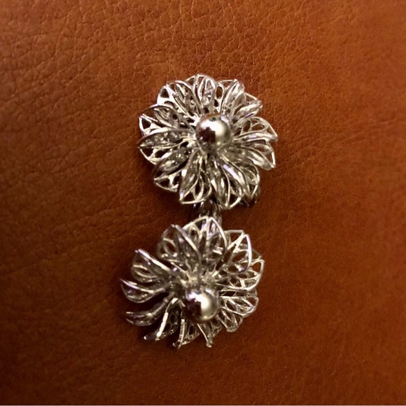 Vintage Silvertone Flower Clip On Earrings - Picture 1 of 4